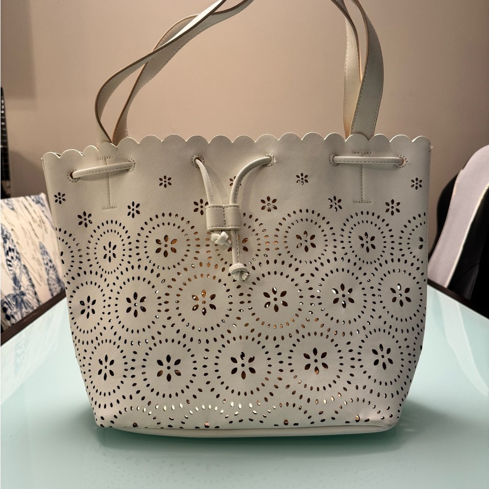 Boho Chic Perforated Summer Tote Bag - White/light Cream external, Gold internal - Picture 2 of 3